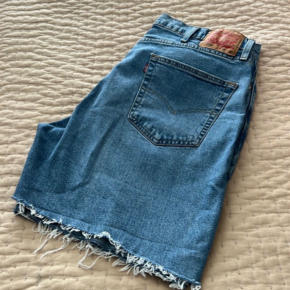 Levi’s 550 Relaxed Fit Cut-Off Light Wash Jean Shorts Men’s 38